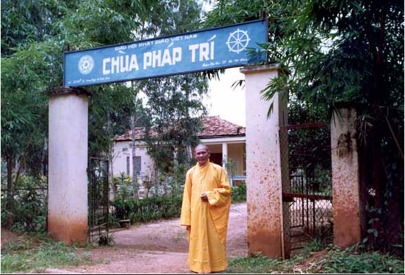 Thượng toạ trụ trì Thích Đạt Niệm trước cổng chùa năm 1989