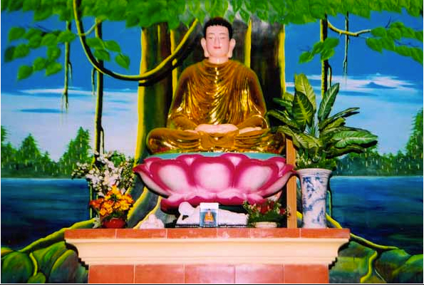 Bàn thờ đức Phật Thích Ca ở nhà giảng