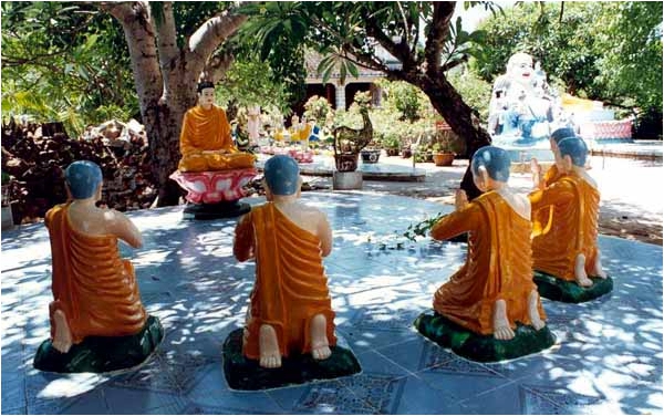 Vườn tượng đức Phật chuyển pháp luân