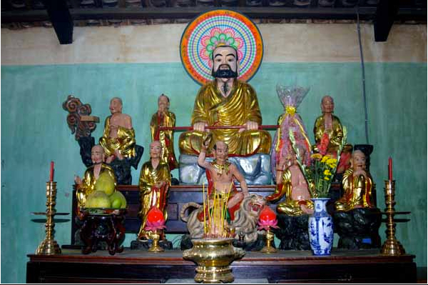 Bàn thờ tổ Sư Đạt Ma và các vị La Hán