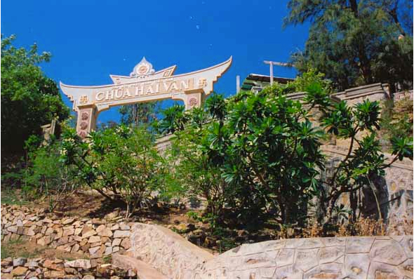 Đường lên chùa Hải Vân