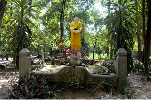 Tượng đức Phật Thích Ca trì bình khất thực